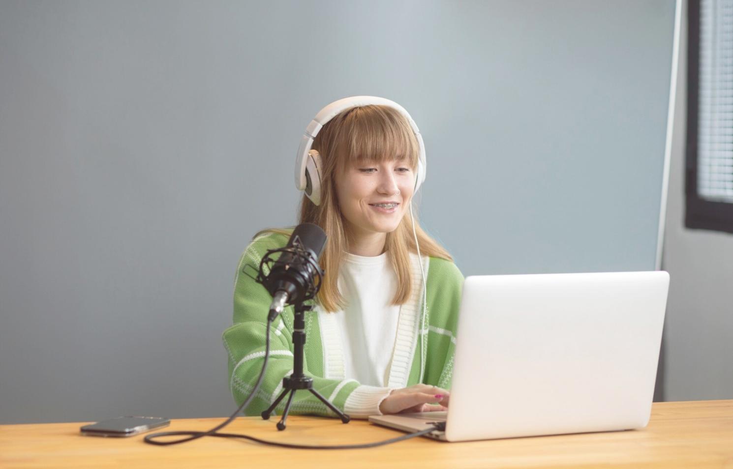 Professionelle Finanzberatung und Budgetanalyse in modernem Büroumfeld