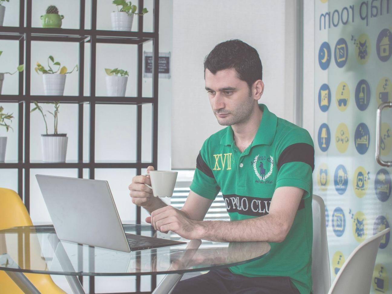 Teammeeting mit Kunden in modernem Konferenzraum