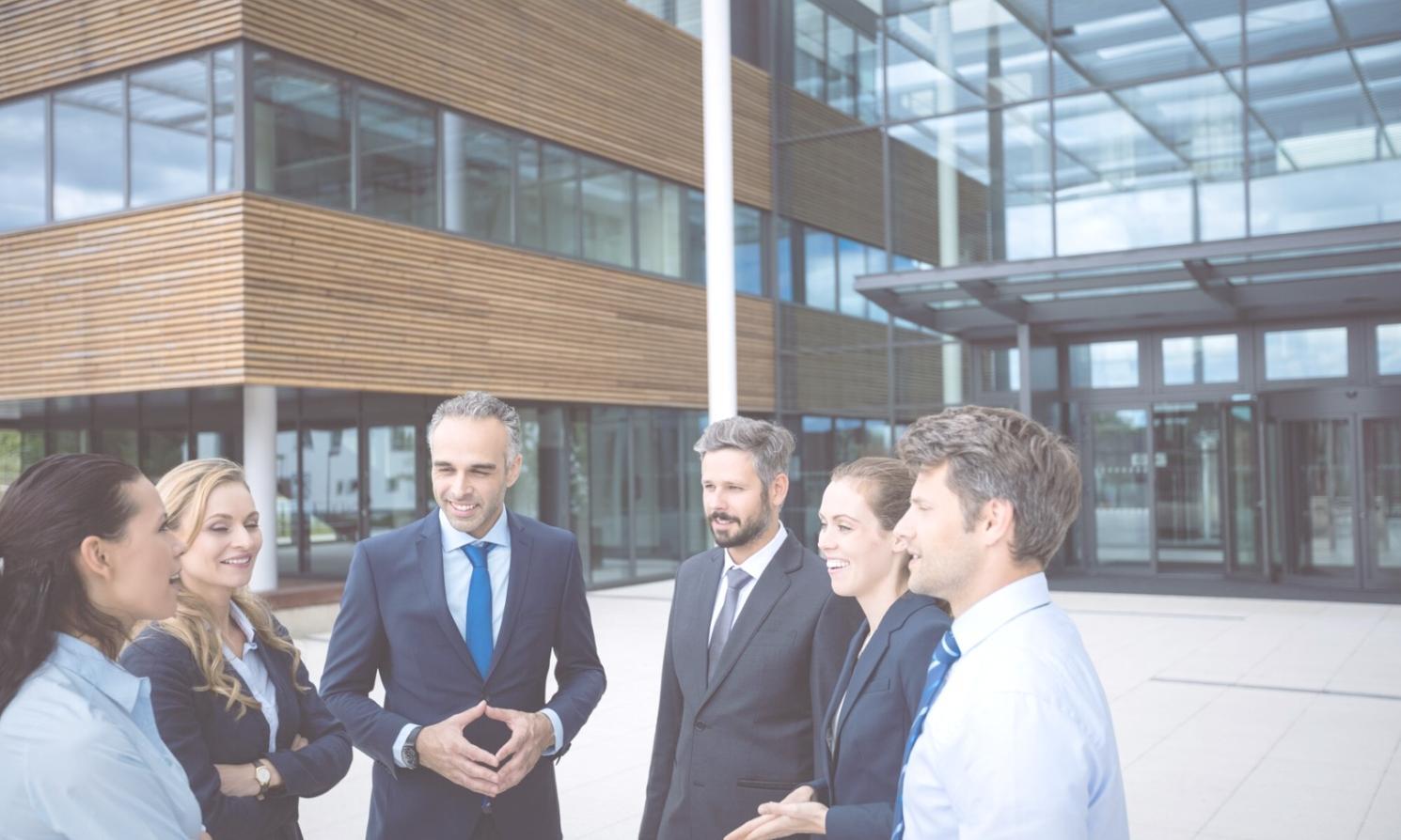 Teilnehmer arbeiten gemeinsam an Finanzplanungen